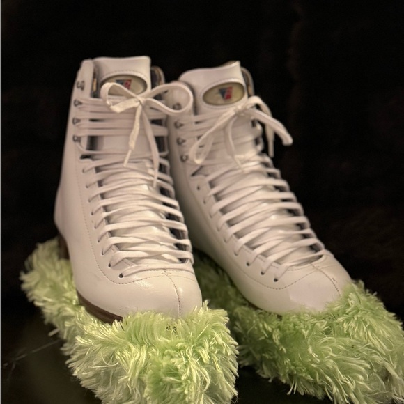 Riedell Women’s Figure Skates - Picture 1 of 5